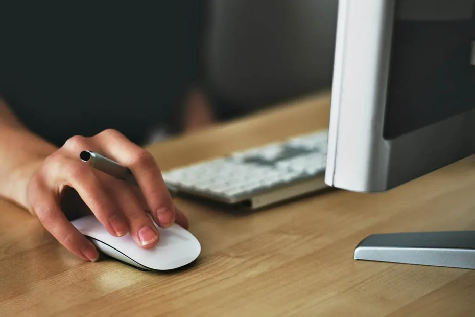 El SEO local es crucial para negocios que operan en áreas específicas, como tiendas físicas, restaurantes, servicios profesionales y cualquier otra empresa que dependa de clientes locales. Optimizar para SEO local ayuda a asegurar que tu negocio aparezca en los resultados de búsqueda cuando los clientes potenciales buscan productos o servicios cercanos a su ubicación. 