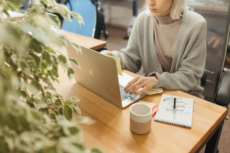 Las búsquedas por voz está cambiando la forma en que las personas interactúan con los motores de búsqueda. Con el auge de los dispositivos como Google Home...