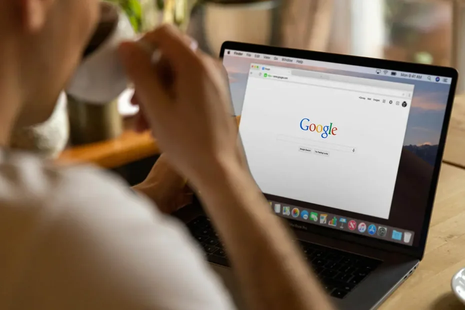 La retención de usuarios se refiere al tiempo y la frecuencia con la que los visitantes regresan y permanecen en tu sitio web. Es un indicador clave que mide la capacidad de tu página para captar la atención y fidelizar a los visitantes.