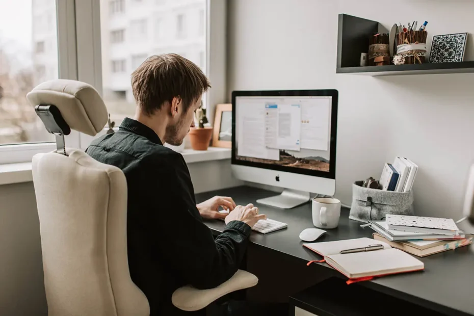 En este artículo, exploraremos cómo la IA está transformando el marketing digital, qué beneficios aporta y cómo puedes implementarla en tus estrategias.